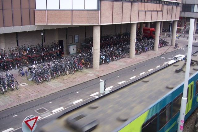 Hicimos un viaje corto a Utrecht ... estas son las bicicletas al lado de la estaci�n de trenesWe did a short trip to Utrecht ... these are the bicycles besides the train station