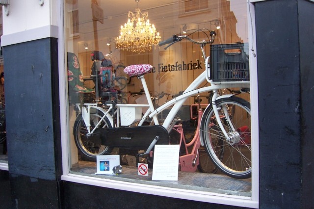 Una f�brica de bicicletas a la medida, donde vimos esta bicicleta para un adulto con dos ni�osA custom-made bicycles factory, where we saw this bicycle for an adult with two kids