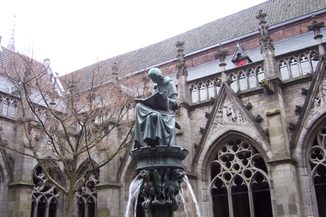 Una peque�a escultura domina el centro del patioA small sculpture dominates the center of the yard