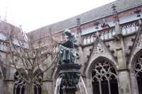 Una peque�a escultura domina el centro del patioA small sculpture dominates the center of the yard