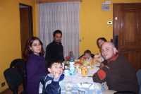 G., M. y su hija B., todos catalanes, en casa de mi hermana. Mi sobrino est� en primer plano.G., M. and their daughter B., all of them Catalan, in my sister's place. My nephew is in front of the photo.
M�s imatges i narracions de G. i M. al seu blog >>