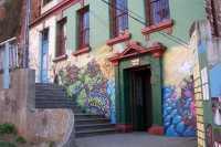 En las calles hay muchos murales, por ejemplo la entrada de este colegioIn the streets there are many wall paintings, for instance the entrance to this school