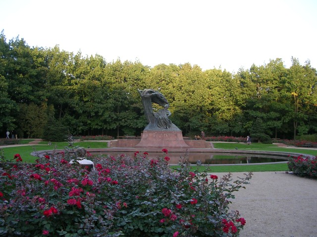 Un enorme monumento a ChopinA huge monument to Chopin