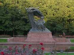 Un enorme monumento a ChopinA huge monument to Chopin