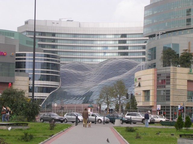 Una curiosa construcci�n con forma de olas entre dos edificiosA curious structure shaped like waves between two buildings