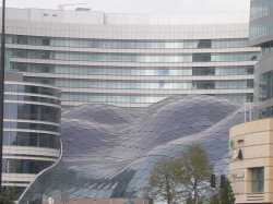 Una curiosa construcci�n con forma de olas entre dos edificiosA curious structure shaped like waves between two buildings