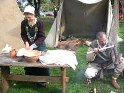 La gente mostraba c�mo se practicaban varios oficiosPeople showed how several crafts were done