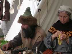 Una pareja haciendo artesan�aA couple making crafts