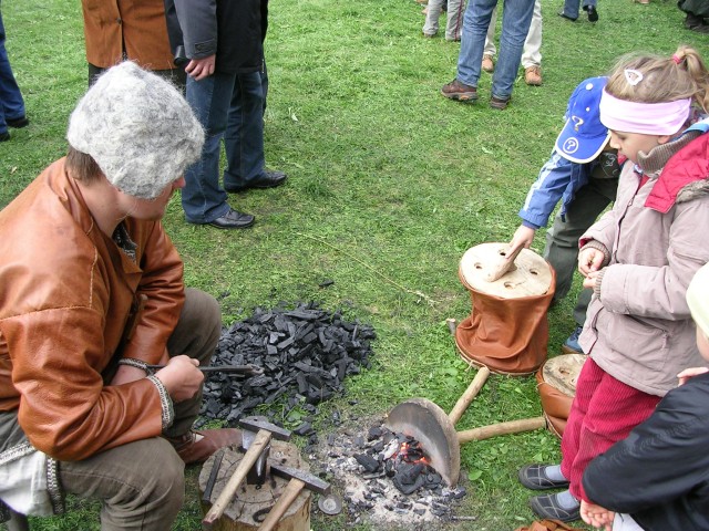 Los ni�os se entretuvieron mucho ayudando al herreroThe kids had a lot of fun helping the blacksmith