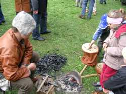 Los ni�os se entretuvieron mucho ayudando al herreroThe kids had a lot of fun helping the blacksmith