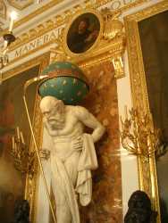 Un retrato de Cop�rnico sobre una estatua de Chronos en el Royal Castle MuseumA portrait of Copernicus over a statue of Chronos in the Royal Casttle Museum