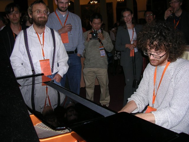 L. tocando piano, despu�sL. playing piano afterwards