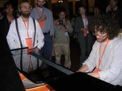 L. tocando piano, despu�sL. playing piano afterwards