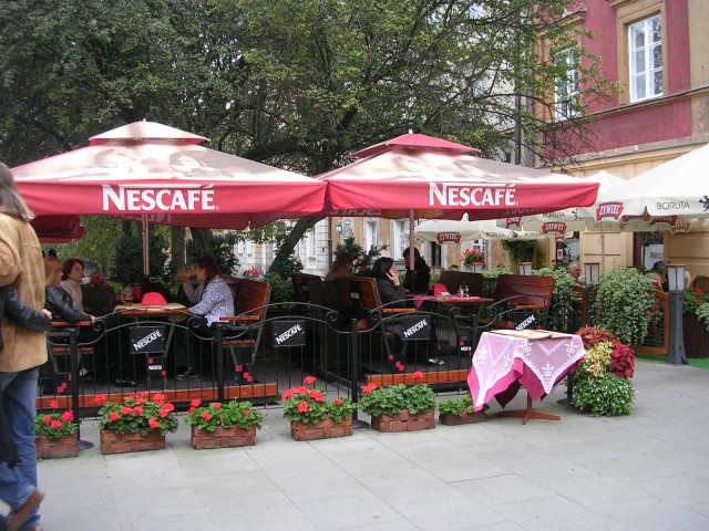 Mesas-columpio en un caf�Rocking tables in a caf�