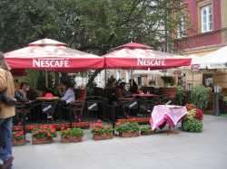 Mesas-columpio en un caf�Rocking tables in a caf�