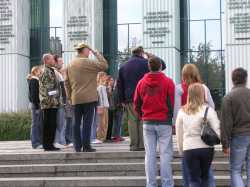 En esos momentos les ense�aban a un grupo de ni�os a honrar a los ca�dosIn those moments a group of children were taught how to honor the fallen