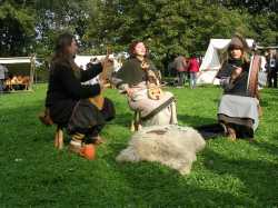Un grupo musical con instrumentos medievalesA musical group playing medieval instruments