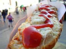 Un pan con queso caliente y ketchupA bread with hot cheese and ketchup