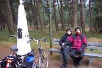 Sentados en la frontera entre Holanda y B�lgicaSitting at the border between the Netherlands and Belgium