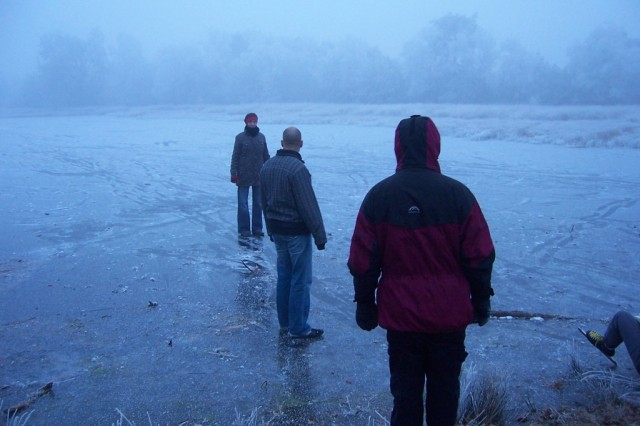 Nosotros tambi�n nos atrevimos (aunque con un poco de miedo) a caminar sobre el lago congeladoWe also dare (but with a bit of fear) to walk over the frozen lake