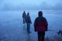 Nosotros tambi�n nos atrevimos (aunque con un poco de miedo) a caminar sobre el lago congeladoWe also dare (but with a bit of fear) to walk over the frozen lake