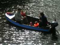 Una familia haciendo un picnic sobre su boteA family having a picnic over their boat