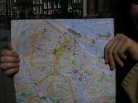 D. marcando todas las calles que ha visto hasta ahoraD. marking all the streets she has seen so far