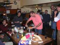 F. sirviendo la pastaF. serving the pasta