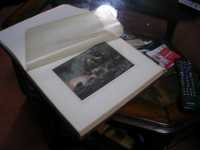 Un detalle freak en el bote: este antig�o libro de pinturas de batallas navalesA strange detail in the boat: this ancient book of paitings of old battleships