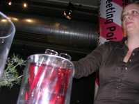 Una fiesta con tragos en tubos de ensayo, en el museo de cienciaA party with drinks in test buest, at the science museum