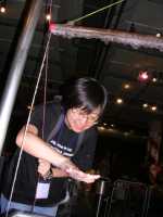 B. nos ense�a un truco para atravesar una burbuja (mojarse la mano en agua jabonosa antes)B. shows us a trick to go through a bubble (getting your hand wet in soap water first)