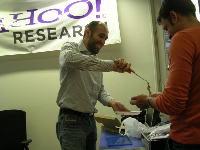 L. para su cumplea�os trajo a la oficina ...L. for his birthday brought to the office ...