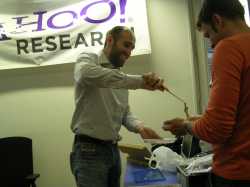 L. para su cumplea�os trajo a la oficina ...L. for his birthday brought to the office ...