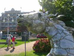Una escultura en Stresa, una ciudad que da al lagoAn sculpture in Stresa, a city at the lake