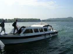 Un viaje en bote para cruzar el Lago Maggiore di Varese ...A trip by boat to cross the Lago Maggiore di Varese ...