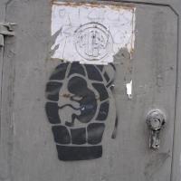 Graffitti: bebé y granada (¿sobrepoblación?)