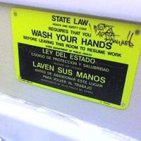 "Wash your hands": one of the signs written in Spanish