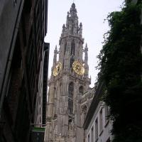 Vista de la catedral desde una calle