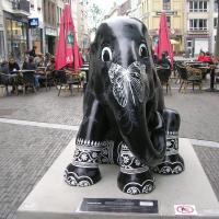 Otra escultura, serán subastadas y el dinero irá en beneficio de los elefantes