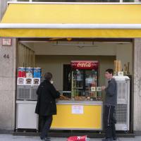 Un lugar donde venden frituras, hay muchos, lo que más venden son papas fritas