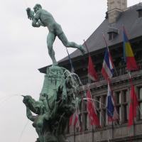 Escultura sobre el nombre a la ciudad, de un guerrero lanzando la mano de su enemigo vencido