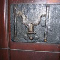Un candado a prueba de borrachos, con guías de metal para ayudar a poner la llave