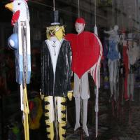 Juguetes de madera en un escaparate
