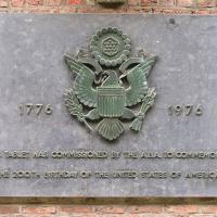 Una placa conmemorativa de la independencia de EEUU