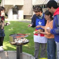 Chilenos haciendo un asado