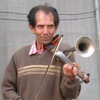 Músico tocando un extraño instrumento