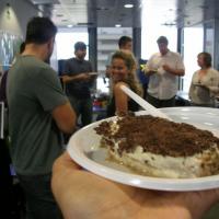 Comiendo un delicioso tiramisú preparado por D.