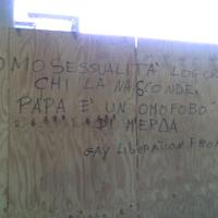 Graffitti sobre la iglesia católica y la homosexualidad