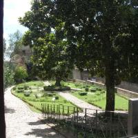 Jardín Medieval con el árbol del bien y del mal